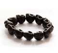 Macro di perline a teschio marrone scuro su bracciale elastico con dettagli opachi - Nero