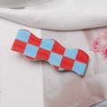 Detailaufnahme der gewellten rot-blauen Resin-Haarklammer mit Karomuster - Blau Rot