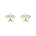 Detalle macro de pendientes de plata en forma de estrella con cristal de efecto aurora - Estrella