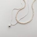 Detail of double-layer silver chain with round metal pendant and natural white pearls - Bead Chain / Silver