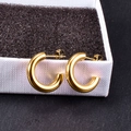 Dettaglio di orecchini a cerchio dorati a forma di C con finitura lucida a specchio - Oro Piccolo / Diametro Esterno 2.0cm