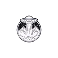 Detailopname van een ronde emaille pin met een UFO die licht op de bergen schijnt - UFO Vliegende Schotel Stijl (XZ4638)