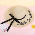 Dettaglio cappello di paglia a tesa larga con ricamo Hello Sunshine e fiocco nero - M (56-58cm) / Cachi