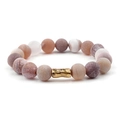 Makroaufnahme der Natursteinperlen und des goldenen Messingrohrs am böhmischen Armband - Matte Erdtöne