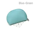 Détail d'une trousse de maquillage bleu sarcelle en similicuir avec fermeture éclair argentée - Bleu sarcelle