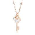 Elegante collana con ciondolo a chiave in oro rosa e intarsio di conchiglia bianca - Oro Rosa (KN117722-K)
