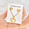 Details von vergoldetem Edelstahl-Schmuckset mit Herz- und Sternmotiven auf einer Karte - TT-003/Gold Herz Stern