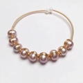 Bracelet jonc ouvert en fil d'or 14K avec perles d'eau douce violettes et blanches chic - Style 2 (12 Perles)