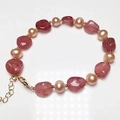 Armband mit rosa Erdbeerquarz, Süßwasserperlen und 14K vergoldetem Verschluss - Rosa Perle