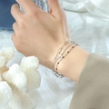 Bracciale triplo strato in argento con croce, catena a graffetta e perline nere al polso - Color Acciaio