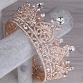 Dettaglio macro della corona da sposa in oro rosa con motivi floreali di cristallo - Oro Rosa/Strass Bianco
