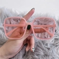 Gafas de sol cuadradas rosas con montura transparente y detalles metálicos plateados - Rosa Gelatina