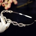 Dettaglio ravvicinato di un cerchietto in metallo argento con motivo a catena di strass - Argento Pieno di Strass (C8204)