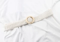 Dettaglio della cintura intrecciata bianca con fibbia rotonda in legno naturale - Bianco