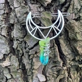 Detalle de horquilla de luna plateada con cristal degradado y colgante de estrella en corteza - Cristal Amarillo Verde