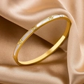 Luxe goudkleurige titaniumstalen armband met schelpinleg en diamanten op zijden stof - Goud
