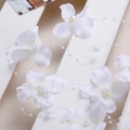 Tocado de novia con flores de tela blanca y cuentas de perlas sobre madera blanca - Blanco