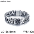 Detalle del brazalete de acero inoxidable plateado con motivos tribales retro - Plata Antigua