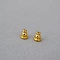 Vue macro des fermoirs de boucles d'oreilles en laiton doré avec silicone - Calebasse dorée