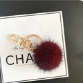 Portachiavi pompon in pelliccia di visone bordeaux con anello dorato su pelle martellata - Borgogna / 5cm