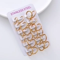 Set di orecchini a cerchio in acciaio inossidabile dorato su cartoncino bianco - Grande (Set da 12 Paia) - Filo da 2,5 mm/Diametro Interno da 21 mm