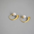 Elegante vergulde messing oorringen met witte ronde parels en hangers in de vorm van druppels - Gouden Traan Kunstparel