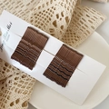 Barrettes à cheveux ondulées en métal marron sur carte d'affichage élégante - café