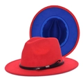 Dettaglio di cappello fedora rosso con cinturino in pelle nera e interno in feltro blu - M(56-58cm) / Rosso (Fodera Blu)