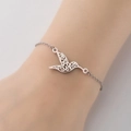 Elegante pulsera de colibrí con acabado plateado en la muñeca para un look retro chic - Color Acero