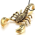 Herren Vintage Skorpion Anhänger Halskette in Goldoptik mit 3D Metallstruktur auf Weiß - Gold