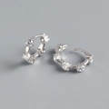 Makroansicht von S925 Sterling Silber Creolen mit fünf rundgeschliffenen Zirkoniasteinen - 925er Silber / Weißgold