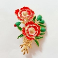Detail van de emaille klaproosbroche met rode en witte bloemblaadjes op gouden voet - Klaproos Broche