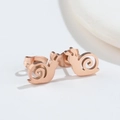 Minimalistische Schnecken-Ohrstecker aus roségoldenem Edelstahl für Damen auf weiß - Roségold