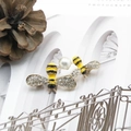 Detalle del broche de abeja con perla blanca, alas de cristal y acabado esmaltado - Estilo Doble Abeja Perla