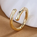 Makro-Detail des minimalistischen goldenen Herzrings mit flüssigem, organischem Design - Einstellbar Offen / Gold