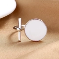 Bague ouverte argentée minimaliste avec finition blanche sur fond de tissu doré texturé - Ouvert Réglable / Blanc