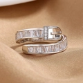 Kreativer Gürtelschnallen Ring mit Baguette Zirkonia auf goldenem Seidenstoff - Einstellbar Offen / Silber