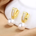 Elegante goldene geometrische Ohrringe mit Zirkonia und hängenden weißen Perlen - Gold Stil / Gold
