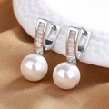 Elegante silberne geometrische Ohrringe mit Zirkonia und hängenden weißen Perlen - Silber Stil / Weiß