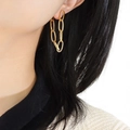 Orecchini a catena minimalisti in acciaio inossidabile dorato indossati dalla modella - Oro