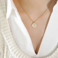 Collana dorata con ciondolo a farfalla su catena sottile indossata da modella - Farfalla dorata