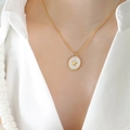 Collana a perline dorate con ciondolo circolare in madreperla e motivo a stella - Oro Stella A Cinque Punte