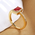 Luxuriöser Goldring mit rechteckigem rotem Edelstein und weißen Zirkonia-Akzenten - US 6 / Gold Roter Zirkon