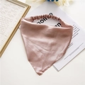 Dettaglio di un foulard a triangolo in raso rosa con fascia elastica per capelli - Champagne