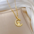 Luxe gouden ketting met maan- en konijntjeshanger bezet met fonkelende zirkonia - Gouden Maankonijn Stijl (D403)