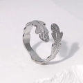 Anillo abierto de pluma en acero inoxidable plateado con textura metálica detallada - Color Acero