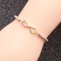 Dettaglio del bracciale simbolo infinito con cristalli multicolore e perle in metallo misto - Infinito