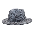 Dettaglio ravvicinato della trama in pelle di pitone grigio su questo cappello fedora - Blu