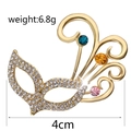 Dettaglio della spilla a maschera di carnevale con cristalli colorati e misura 4 cm - C1039 Maschera di Carnevale