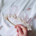 Corona artigianale in quarzo rosa e perle con filo dorato su tessuto bianco - Cerchietto in Perle di Cristallo Rosa Oro / Oro